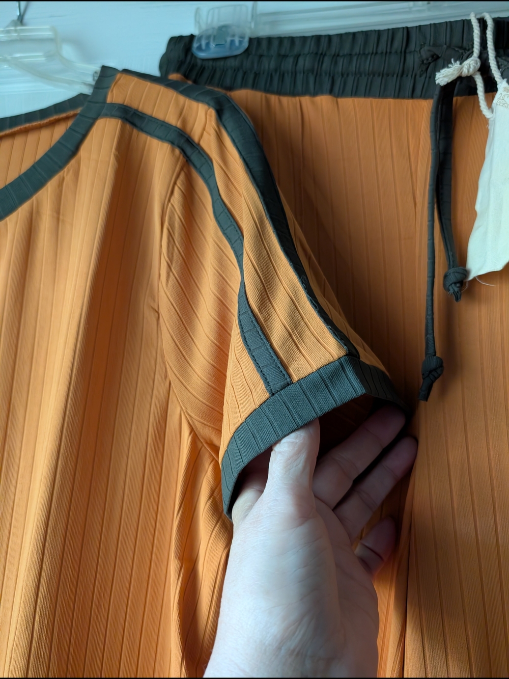Hem & Thread Loung Set - Picture 11 of 16